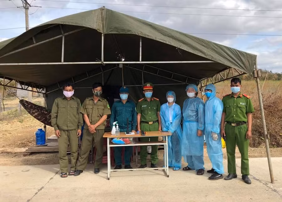  Câu lạc bộ thiện nguyện Lửa hồng Tây Nguyên phối hợp trao tặng quà cho lực lượng trực chốt xã Pờ Tó (huyện Ia Pa). Ảnh: Thủy Bình