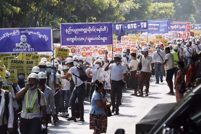 Người biểu tình tại TP Yangon hôm 27-2. Ảnh: EPA-EFE