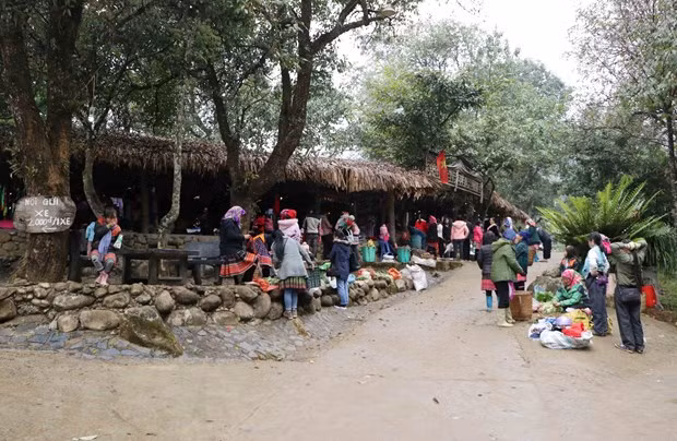 Chợ phiên Sin Suối Hồ, huyện Phong Thổ (Lai Châu) họp vào thứ 7 hàng tuần, hôm nay đúng ngày 2 Tết nguyên đán Tân Sửu. (Ảnh: Nguyễn Oanh/TTXVN)