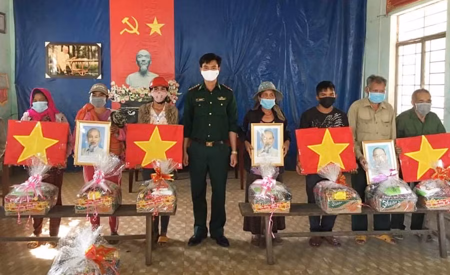  Đồn Biên phòng Ia Mơr trao quà cho người dân đón Tết. Ảnh: Phương Dung