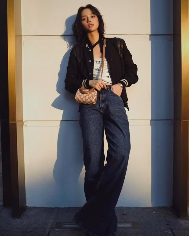  Khánh Linh chứng tỏ gu thời trang sành sỏi ngay với set đồ đậm chất street style. Cô nàng mix áo Chanel cùng áo khoác bomber đen, kết hợp quần jeans ống loe và túi mini của Celine.