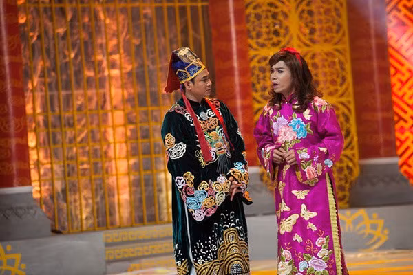 Năm 2015, mái tóc xoăn nhẹ cùng bộ áo dài in hình cánh bướm khiến "cô Đẩu" trở nên kiêu sa hơn. Ảnh: VFC. Năm 2016, Bắc Đẩu diện bộ trang phục đỏ nổi bật và mái tóc buộc một bên. Có thể thấy những tạo hình của NSND Công Lý với nhân vật