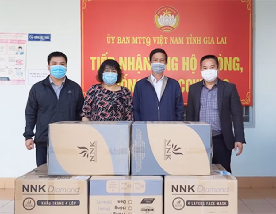  Bà Đinh Thị Giang-Phó Chủ tịch Thường trực Ủy ban MTTQ Việt Nam tỉnh tiếp nhận khẩu trang từ Ngân hàng Công thương Gia Lai ủng hộ công tác phòng, chống dịch Covid-19. Ảnh: Ngọc Anh
