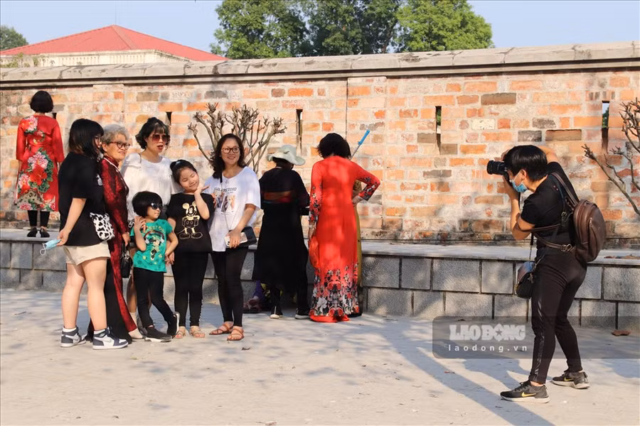  Một số gia đình thuê thêm thợ chụp ảnh để lưu giữ khoảnh khắc tuyệt đẹp mùa hoa ban nở.