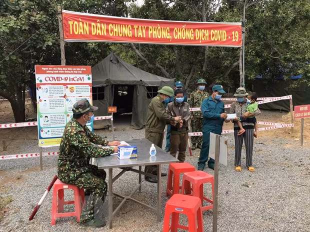 Các chốt kiểm dịch COVID-19 của Bộ đội biên phòng tỉnh Gia Lai kết hợp công tác rà soát, không để lọt trường hợp xuất nhập cảnh trái phép dịp Tết Nguyên Đán Tân Sửu 2021. (Ảnh: Hồng Điệp/TTXVN)