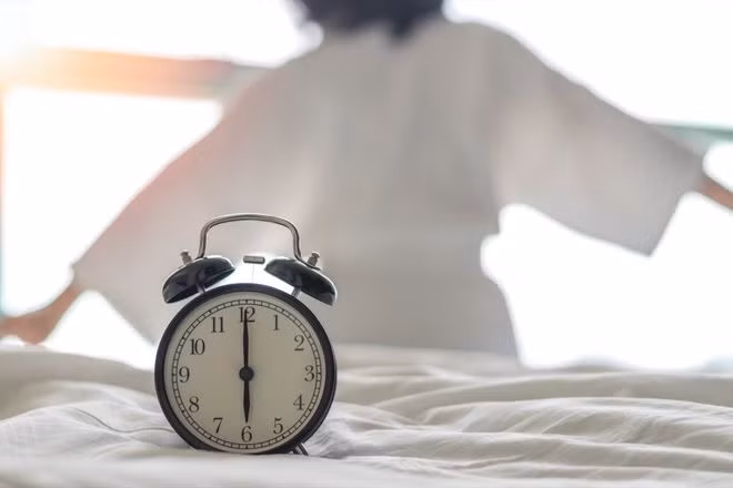  Sự thật là không có giờ ngủ lý tưởng. Một số người có thể cần hơn 8 giờ ngủ trong khi những người khác có thể ngủ trong 6 giờ - Ảnh: Shutterstock