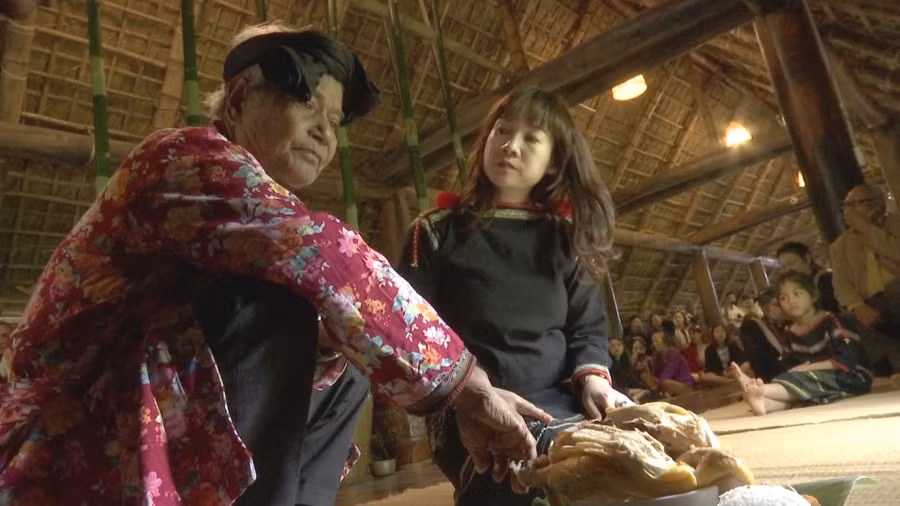 Chị H’Kjăp Niê trong lễ xin đổi tên của người Êđê.