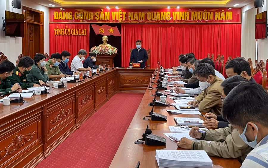 2. Bí Thư Tỉnh ủy Hồ Văn Niên chỉ đạo triển khai công tác phòng chống dịch Covid-19 JPG