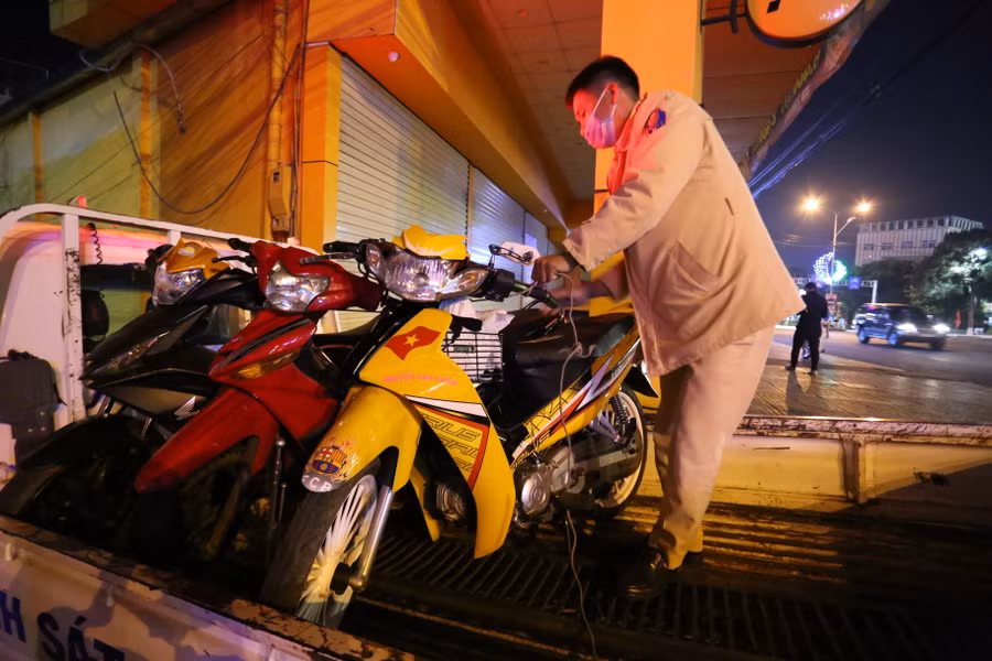 Công an TP. Pleiku tạm giữ các phương tiện vi phạm trong đêm Giao thừa. Ảnh: Văn Ngọc 15 trường hợp bị xử lý vì có biểu hiện càn quấy, nẹt pô. Ảnh: Văn Ngọc