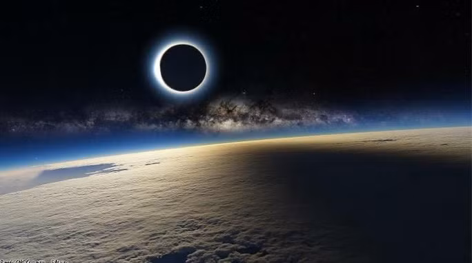 Nhật thực hình khuyên chụp từ Trạm vũ trụ ISS - Ảnh: ISS