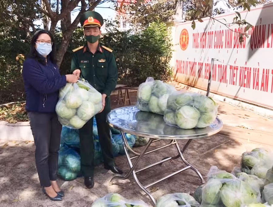  Hơn 1.300 kg rau củ quả đã được Hội trao cho cán bộ, chiến sĩ tại khu vực cách ly. Ảnh: Anh Huy