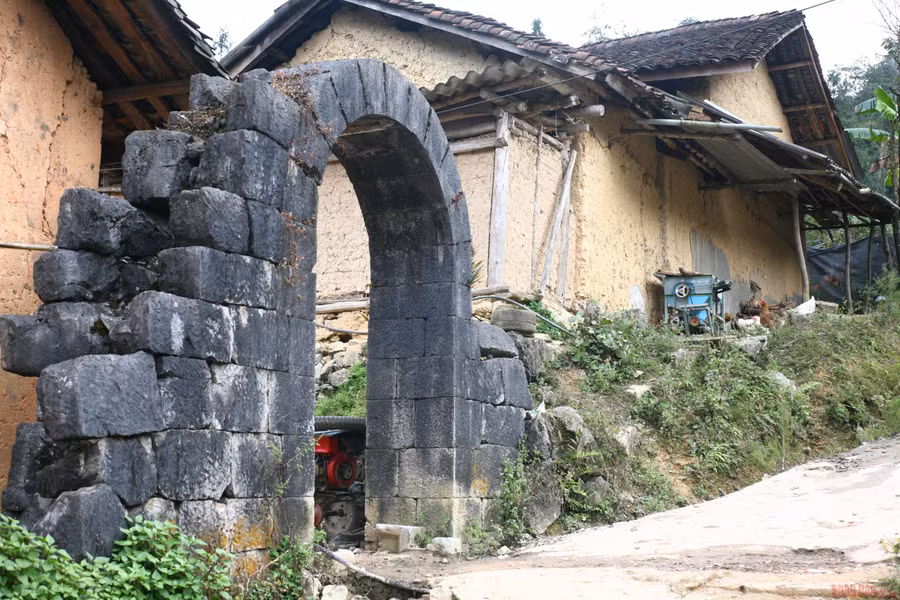  Cộng đồng Pu Péo làm nhà chình đất nện để hạn chế việc chặt cây, lấy gỗ trong rừng. (Ảnh: Minh Tâm)