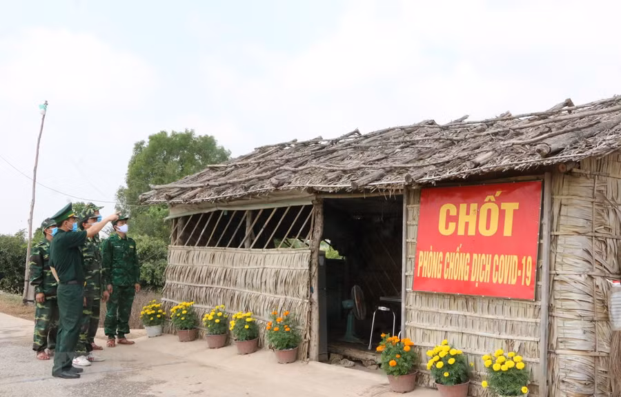 Lãnh đạo đồn biên phòng Bến Phố kiểm tra chốt phòng chống dịch trên địa bàn xã Hưng Điền A, huyện Vĩnh Hưng (Long An). Ảnh: Thanh Bình-TTXVN