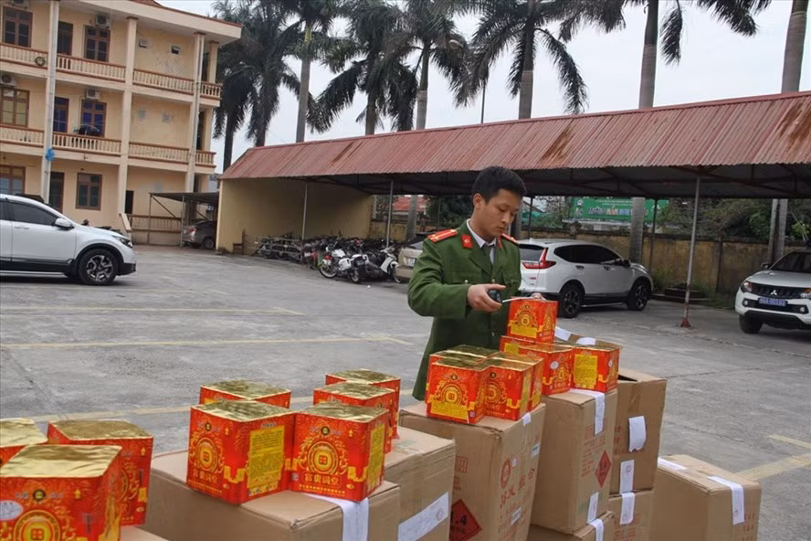 Lực lượng Công an thu giữ nhiều pháo nổ các loại có nguồn gốc từ nước ngoài. Ảnh: CACC.