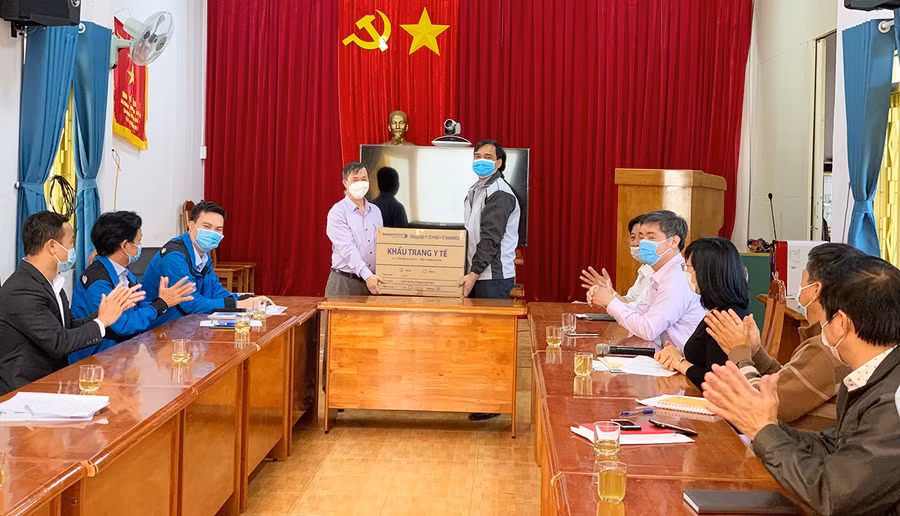 Ông Nguyễn Tiên Hồng (bên trái)- Phó Giám đốc Sở Y tế thành phố Đà Nẵng trao tặng Gia Lai 12.000 khẩu trang y tế. Ảnh: Như Nguyện