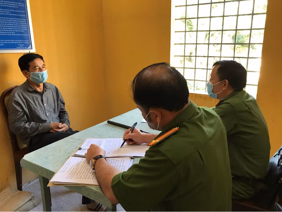 Cơ quan công an hỏi cung đối tượng Phan Thanh Hữu. Ảnh: Công an Đồng Nai