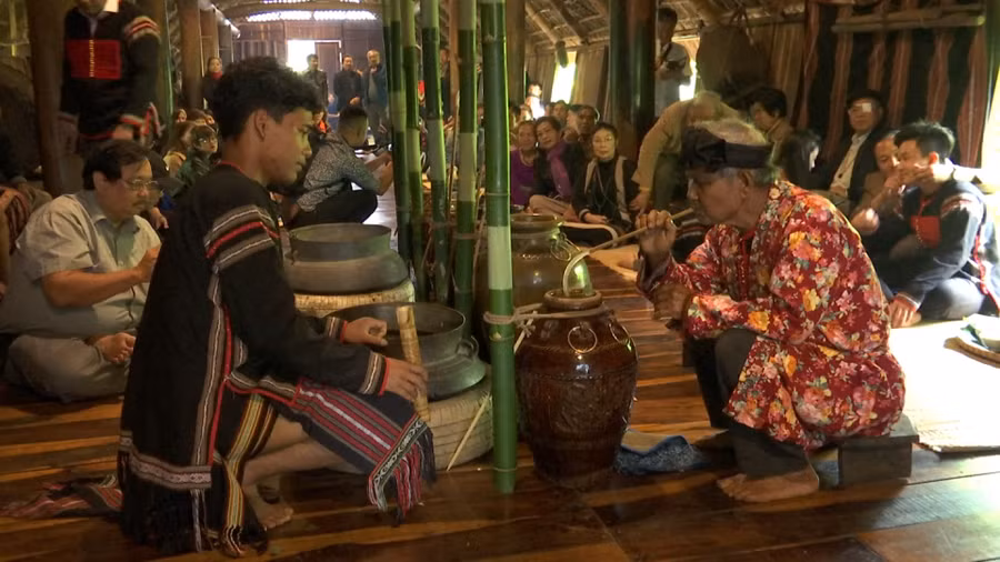 Du khách tham dự Lễ cúng sức khỏe của người Êđê.