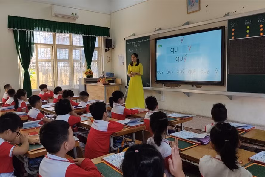 Nhiều địa phương cho học sinh tạm dừng đến trường để phòng dịch. 