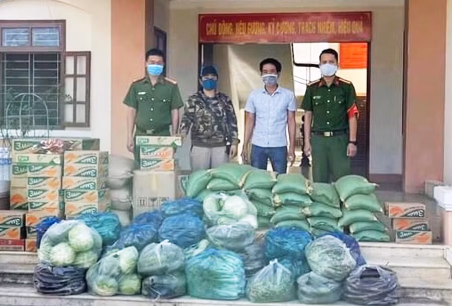  Nhiều nhà hảo tâm đã ủng hộ rau, củ và nhu yếu phẩm hỗ trợ người dân bị cách ly. Ảnh: Văn Ngọc