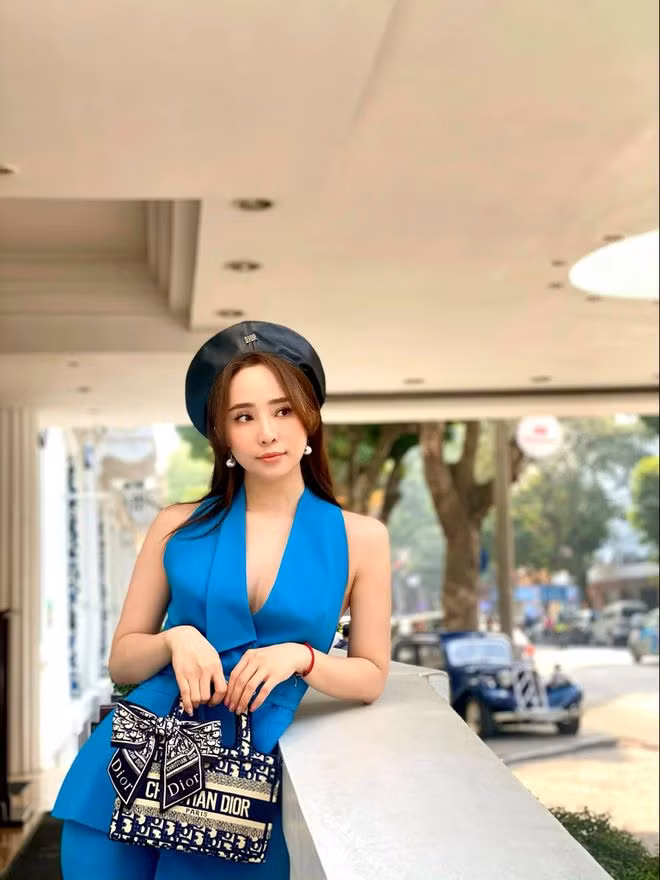 Sau đổ vỡ hôn nhân, nữ diễn viên nhanh chóng trở lại công việc khi góp mặt trong nhiều dự án phim như Về nhà đi con, Sinh tử... Quỳnh Nga tâm sự cuộc sống của cô là khoảng 80% niềm vui khi có những người bạn thân thiết bên cạnh mình ẢNH: FBNV