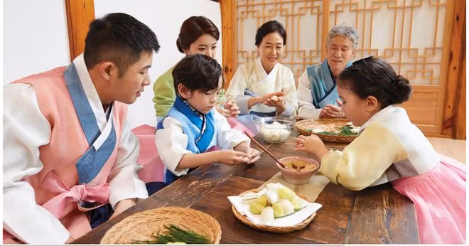 Một bữa ăn gia đình trong ngày Tết ở Hàn Quốc - Ảnh chụp màn hình Korea.net Một bữa ăn gia đình trong ngày Tết ở Hàn Quốc - Ảnh chụp màn hình Korea.net