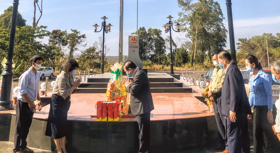 Bà Đinh Thị Giang-Phó Chủ tịch Ủy ban MTTQ Việt Nam tỉnh Gia Lai (Việt Nam) trao tặng quà cho đại diện Hội Khmer - Việt Nam chi nhánh tỉnh Rattanakiri (Vương quốc Campuchia). Ảnh: Phan Thành