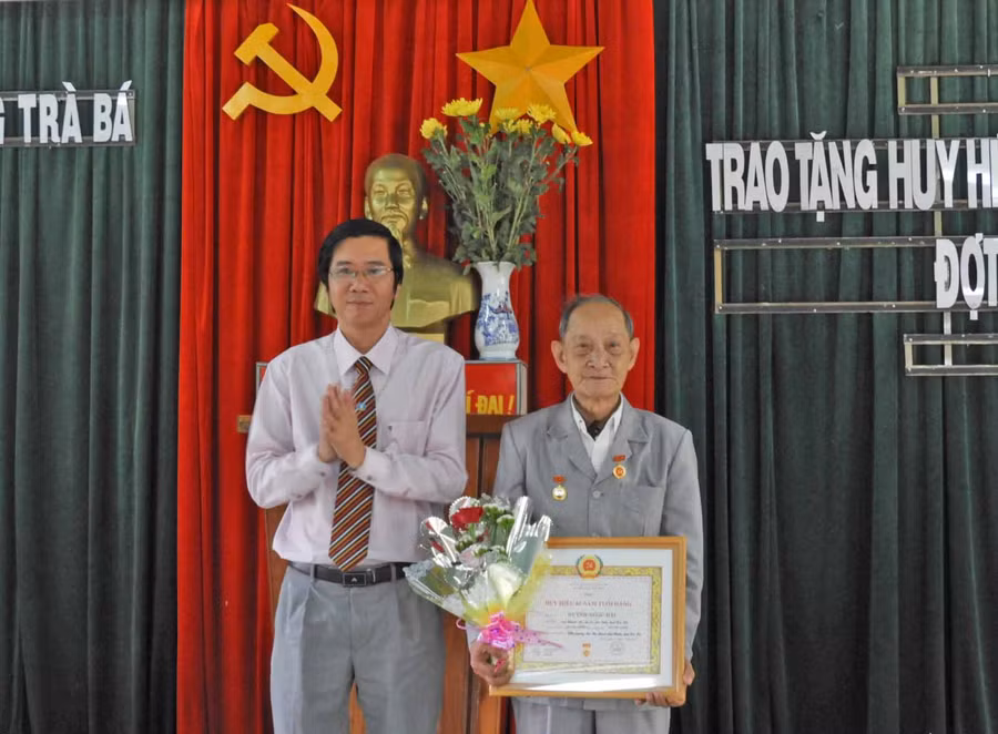 Trao tặng huy hiệu Đảng tại Đảng bộ phường Trà Bá TP.Pleiku. Ảnh: Thanh Nhật