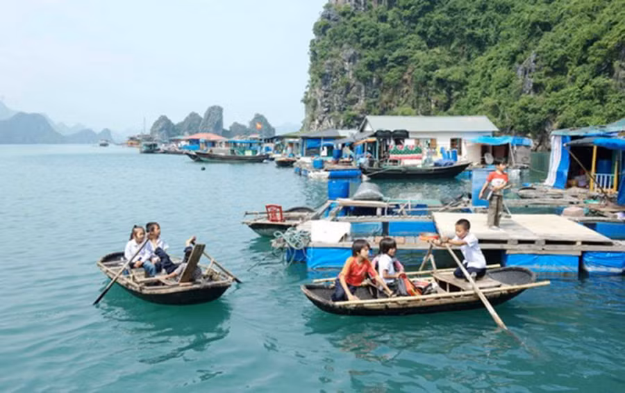  Cuộc sống của người dân nơi đây bao đời nay gắn bó với biển