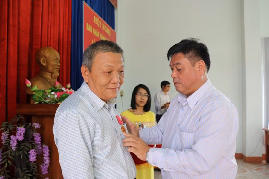 Thừa ủy quyền của Chủ tịch nước, Phó Chủ tịch UBND tỉnh Kpa Thuyên trao Huân chương Lao động hạng nhì cho nguyên Phó Chủ tịch Hội Nông dân tỉnh Đặng Khắc Thành Tâm.
