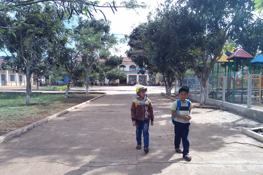 Nhân lúc vắng hiệu trưởng, nhân viên tiếp thị đã vào tận lớp học chào mời bán sách. Ảnh: M.N