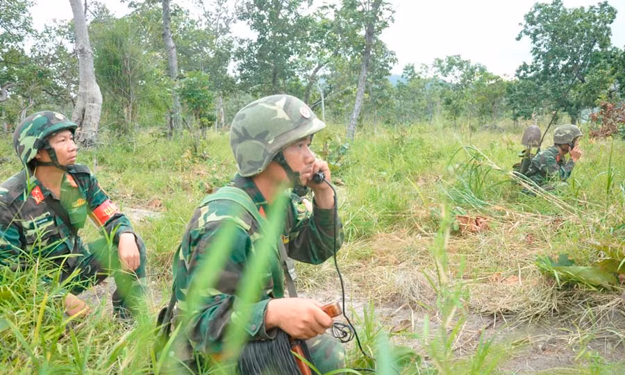 Thông tin liên lạc trong chiến đấu. Ảnh: Vũ Duy Thông tin liên lạc trong chiến đấu. Ảnh: Vũ Duy