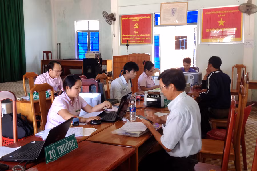 Người dân đang giao dịch tại phòng giao dịch thị trấn Phú Thiện. Ảnh: Q.T