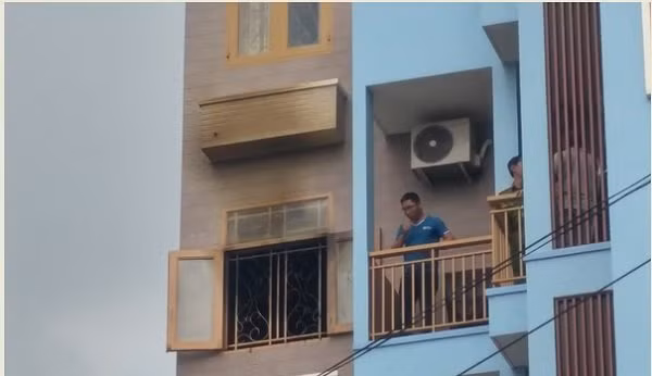  Lực lượng chức năng đang khám hiện khu vực tầng 4 căn nhà nơi phát ra tiếng nổ