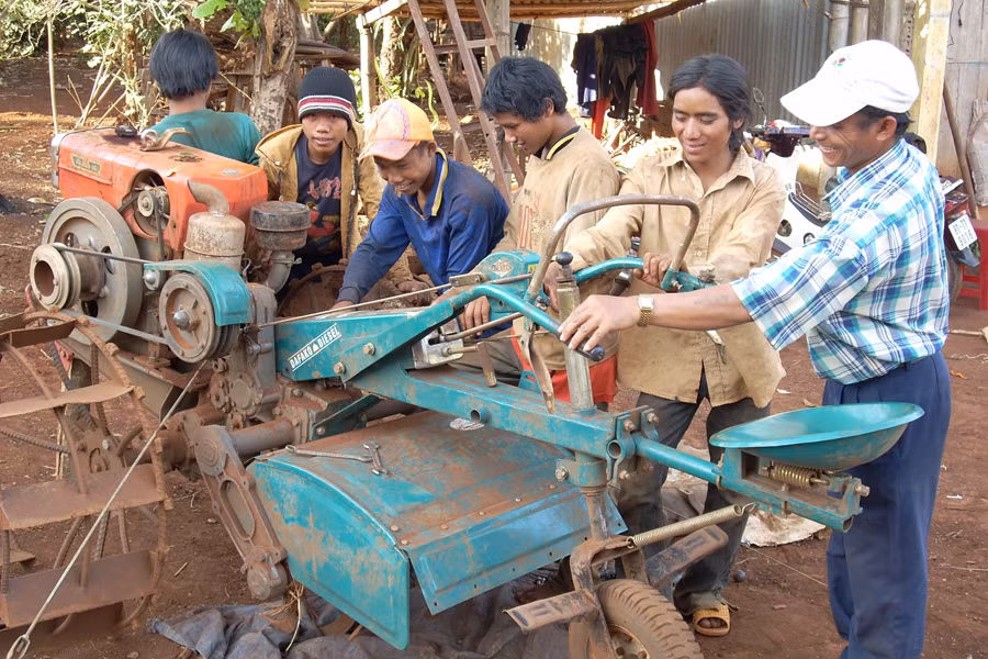 Hướng dẫn sửa chữa máy móc phục vụ sản xuất nông nghiệp cho thanh niên nông thôn. Ảnh: L.T