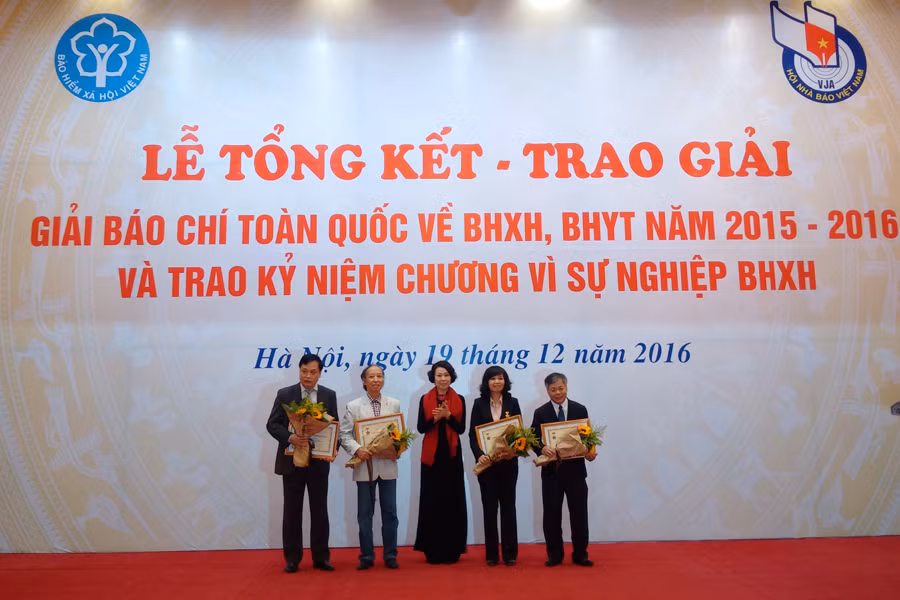 Trao Kỷ niệm chương vì sự nghiệp BHXH.
