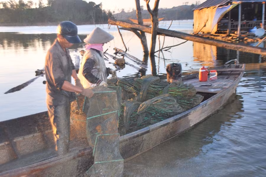 Nhọc nhằn mưu sinh trên dòng Sê San. Ảnh: N.T