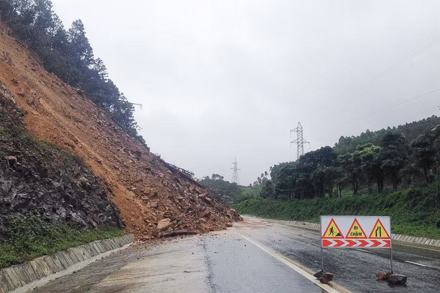 Đèo Mang Yang (đoạn thuộc địa phận xã Hà Tam, huyện Đak Pơ)bị sạt lở do mưa lớn. Ảnh: Hồng Thi