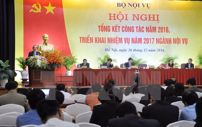 Phó Thủ tướng Thường trực Chính phủ Trương Hòa Bình đến dự và phát biểu chỉ đạo tại Hội nghị tổng kết công tác năm 2016, triển khai nhiệm vụ năm 2017 ngành nội vụ. Phó Thủ tướng Thường trực Chính phủ Trương Hòa Bình đến dự và phát biểu chỉ đạo tại Hội nghị tổng kết công tác năm 2016, triển khai nhiệm vụ năm 2017 ngành nội vụ.