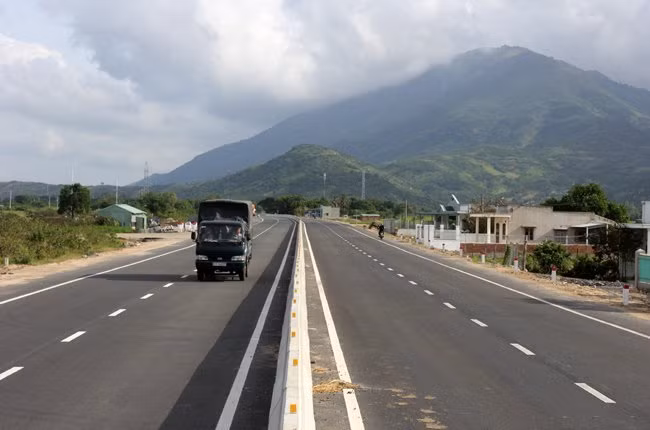 Quốc lộ 1A đoạn đi qua Ninh Thuận sau khi đã được mở rộng. Quốc lộ 1A đoạn đi qua Ninh Thuận sau khi đã được mở rộng -