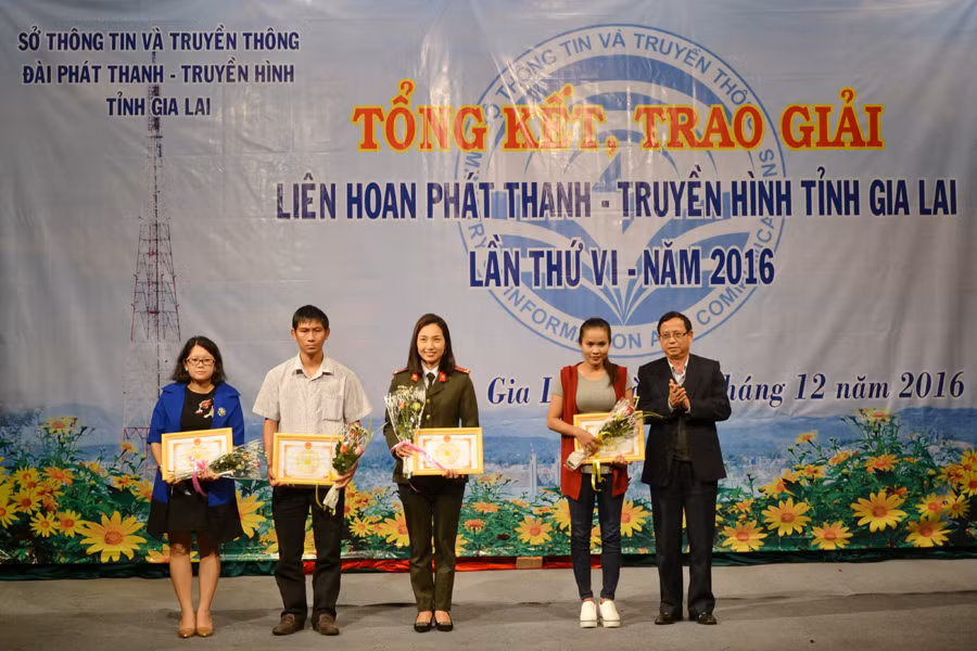 Ban tổ chức trao giải cho các tác giả có chương trình, tác phẩm đạt giải thưởng. Ảnh: N.T