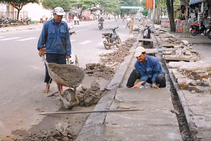 Sửa chữa hệ thống thoát nước tại một số tuyến đường ở thị trấn Phú Túc. Ảnh: T.N
