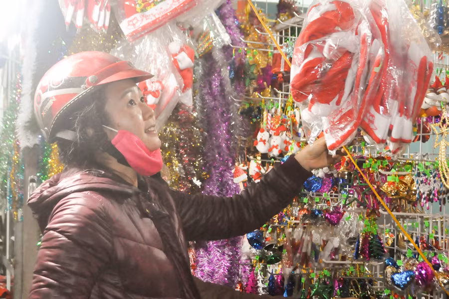 Vòng nguyệt quế, chuông, quả cầu, bông tuyết, dây kim tuyến, tuần lộc, ông già Noel… luôn là lựa chọn hàng đầu của khách hàng.