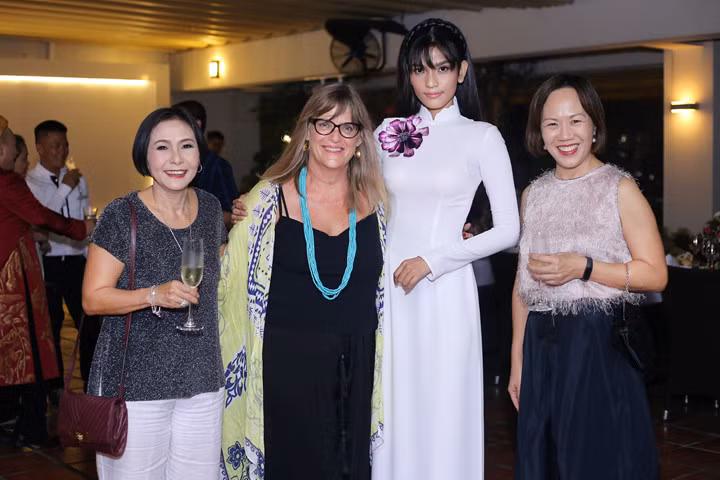 Trong buổi tiệc, các khách mời và Á hậu Trương Thị May đã cùng quyên góp cho Quỹ Koto Foundation and Social Enterprise được một số tiền lớn để chung tay thực hiện những dự án cộng đồng ý nghĩa. 6