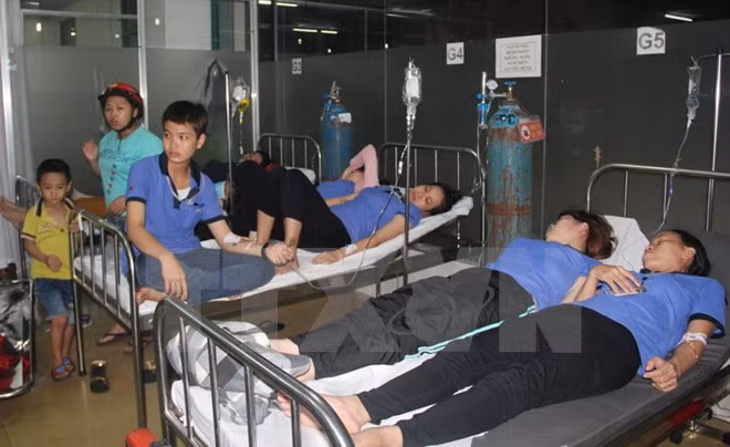 Tối 1-12, tại công ty trách nhiệm hữu hạn Yakin Sài Gòn, Khu công nghiệp Bắc Đồng Phú (thị trấn Tân Phú, huyện Đồng Phú, tỉnh Bình Phước), hơn 120 công nhân phải nhập viện trong tình trạng nôn ói, ngất xỉu nghi do ngộ độc thực phẩm sau bữa ăn ca tối.
