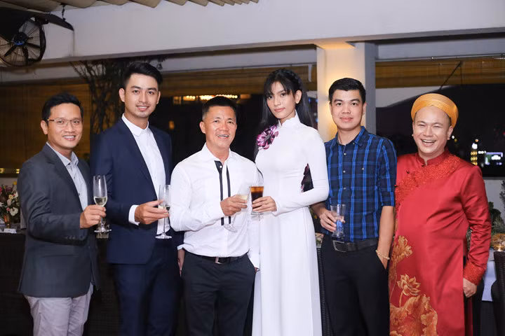 Ngoài Trương Thị May còn có sự xuất hiện của Nhà thiết kế Đinh Văn Thơ (áo sơ mi trắng)... 4