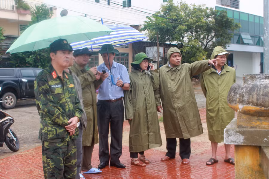 Các đồng chí lãnh đạo tỉnh xuống kiểm tra và chỉ đạo công tác phòng-chống thiên tai tại thị xã An Khê. Ảnh: Hồng Thi