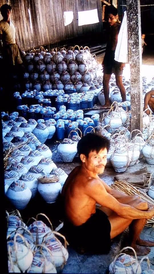  Trước năm 1975, nước mắm thành phẩm ở Phú Quốc được cho vào các tĩn như thế này để mang đi tiêu thụ - Ảnh tư liệu