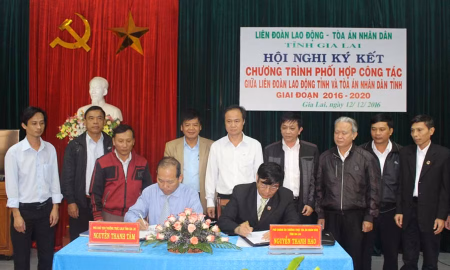  Đại diện lãnh đạo Liên đoàn Lao động tỉnh với Tòa án nhân dân tỉnh đã thông qua và ký kết chương trình phối hợp. Ảnh: P.L