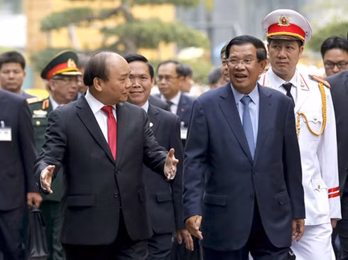 Hai Thủ tướng trò chuyện sau lễ đón Hai Thủ tướng trò chuyện sau lễ đón