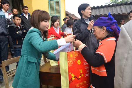 Tặng quà cho người nghèo. 